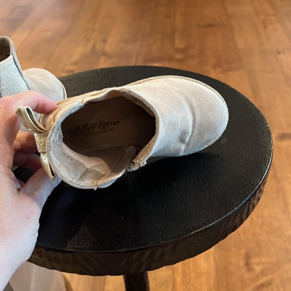 Toddler Zip Ankle Boots, Size 7 - Picture 10 of 12